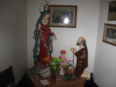Madonna de miracoli statue.