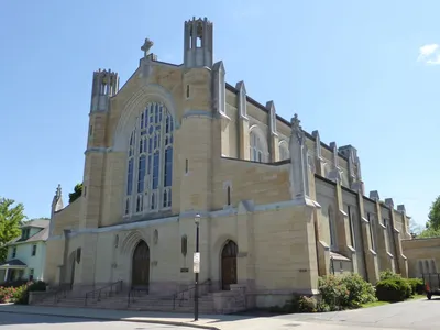 Front seen from angle.