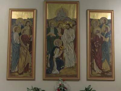 Icons behind the altar of Christ giving the keys of Heaven to St. Peter.