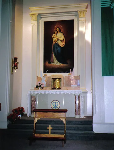 Side altar with tabernacle, late 2000s. Source: Tabernacles of Rochester (defunct)