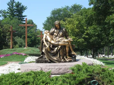Piata statue at Lake Ave entrance to newer section.