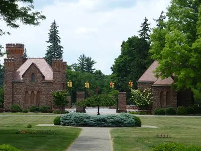 Lake Avenue entrance to old section.