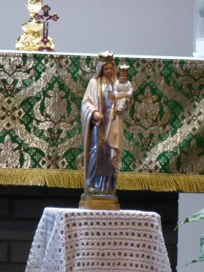 Small Our Lady of Victory statue before side altar.