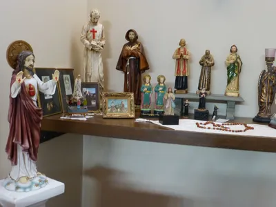 Various small statues.