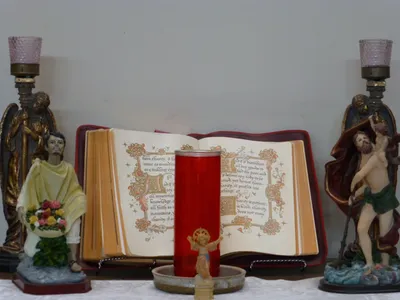 Open bible and statues.