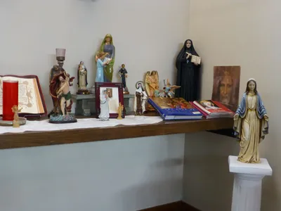 Various small statues.