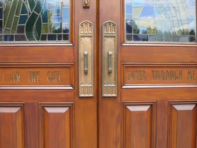 Inscription on the doors of the main entrance.