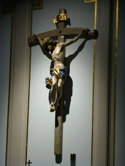 Crucifix above tabernacle.