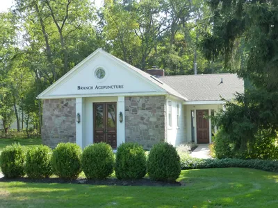 Front seen from angle.