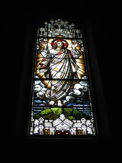Risen Christ banner.