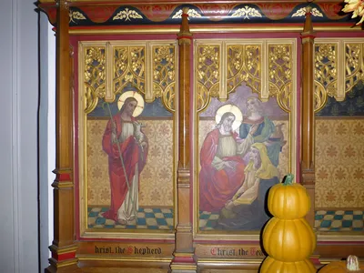 Reredo with paintings depicting various titles for Christ.
