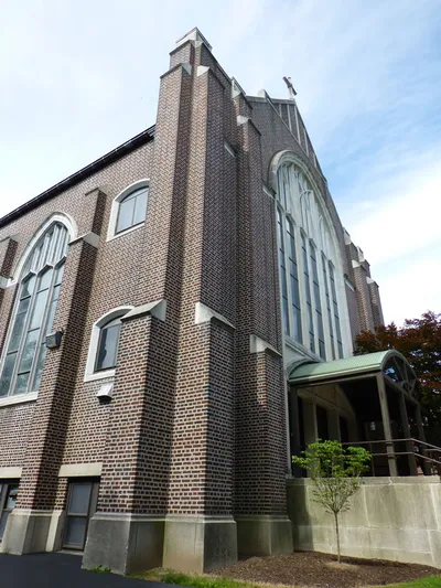 Front seen from an angle.
