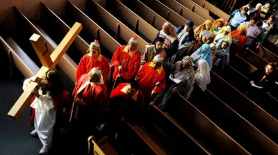 Living stations of the cross performed inside the church. Source: El Mensajero