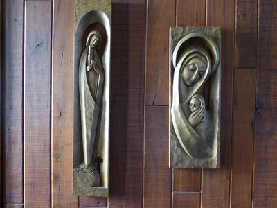 Wood reliefs of Our Lady.