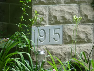 Cornerstone that reads 1915.
