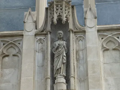 Statue around entrance.