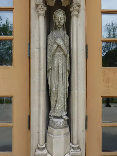 Statue around entrance.