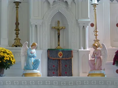 Tabernacle and angel statues.
