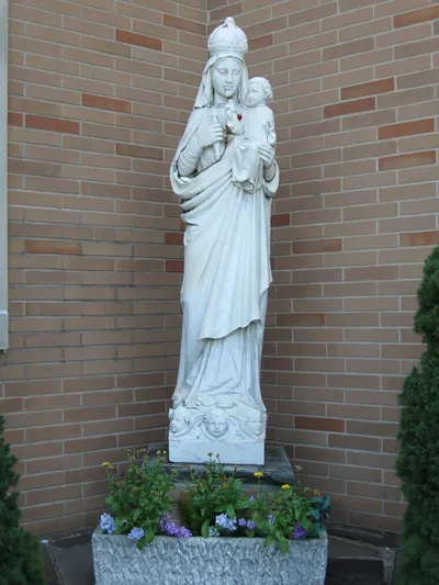 Statue of Our Lady that was once where the Fatima shrine presently stands.