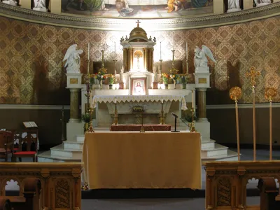 High altar and altar.