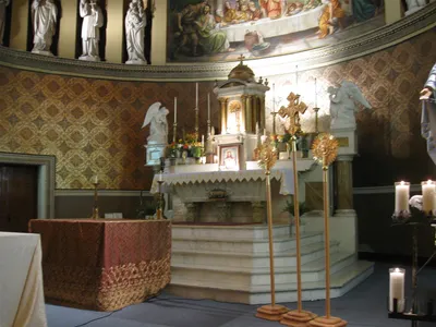 High altar and altar, seen from right.
