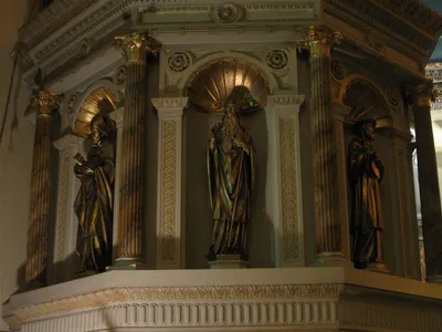 Statues around the ambo.