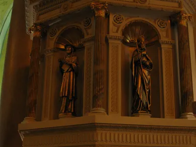 Statues around the ambo.