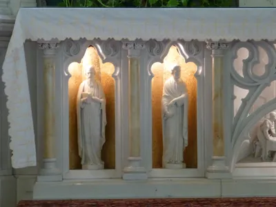 Statues in the high altar. Appear to be the Evangelists.
