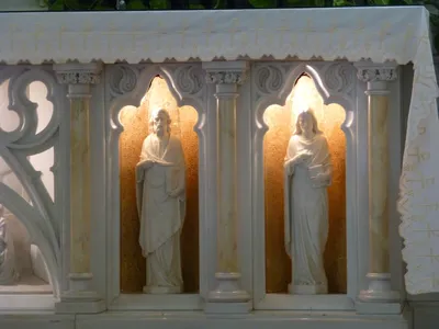 Statues in the high altar. Appear to be the Evangelists.