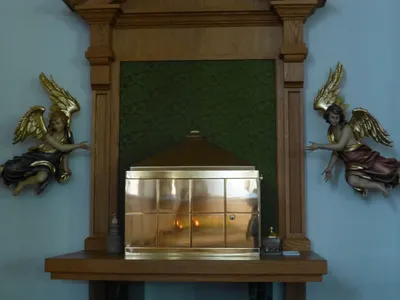 Tabernacle and angel statues.