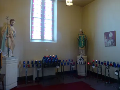 Devotional area to the right of the right side altar.