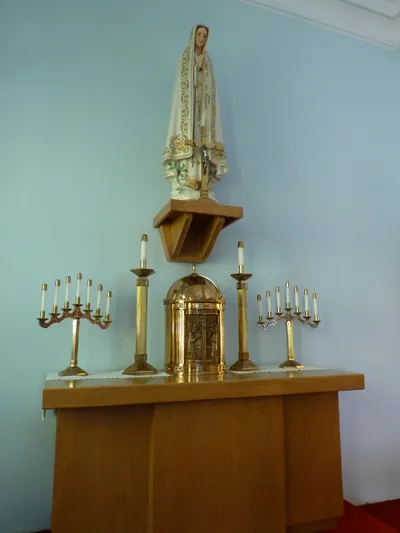 Altar, tabernacle, statue.