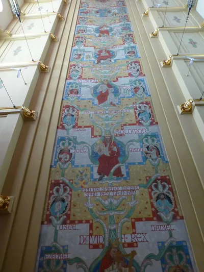 An (almost) full shot of the ceiling.