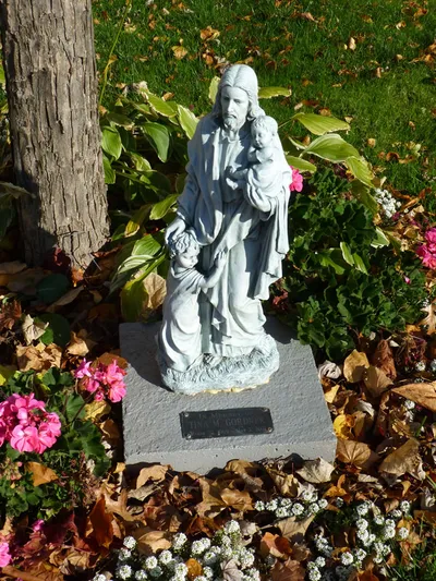 Small statue of Christ with children.