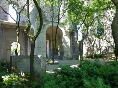 Looking inside the park, from behind.