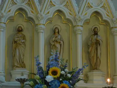 Statues in the reredo.