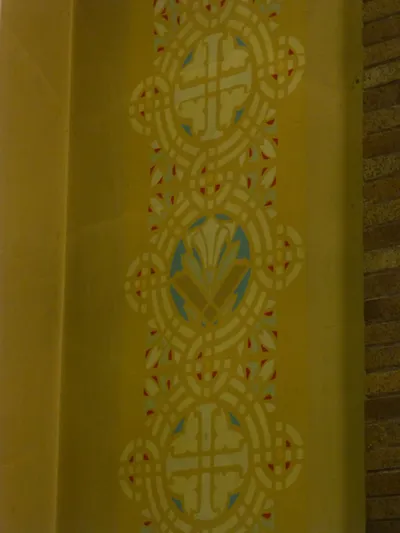 Designs along walls of side shrines.