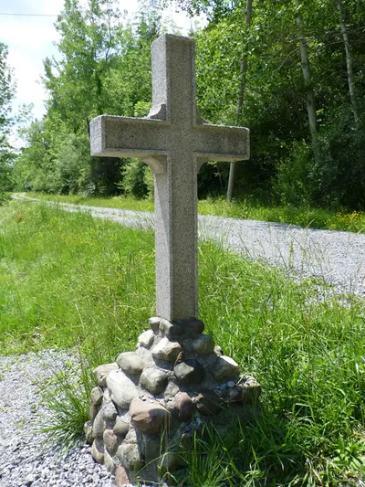 Cross at southern entrance.
