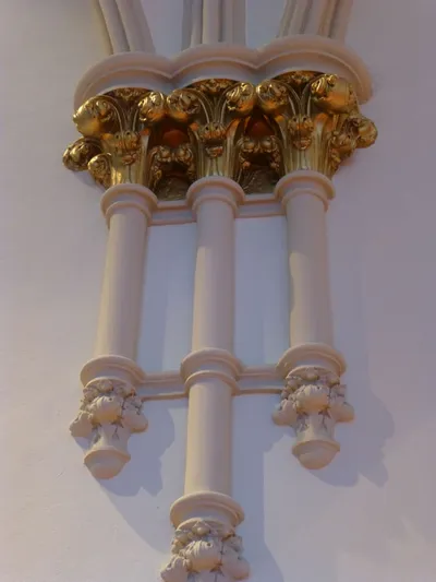 Designs on the columns.