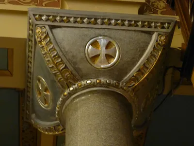 Design on pillar.