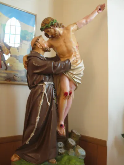 St. Fracis and Christ statue.