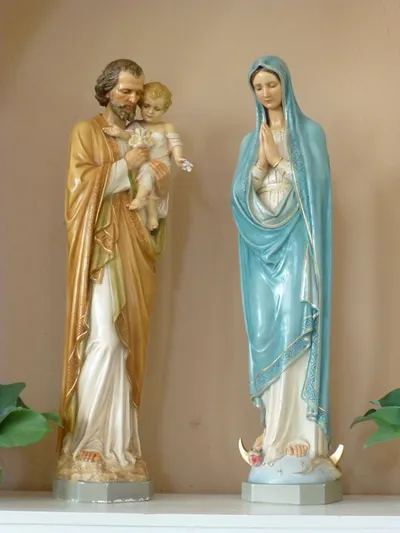 Holy family statues.